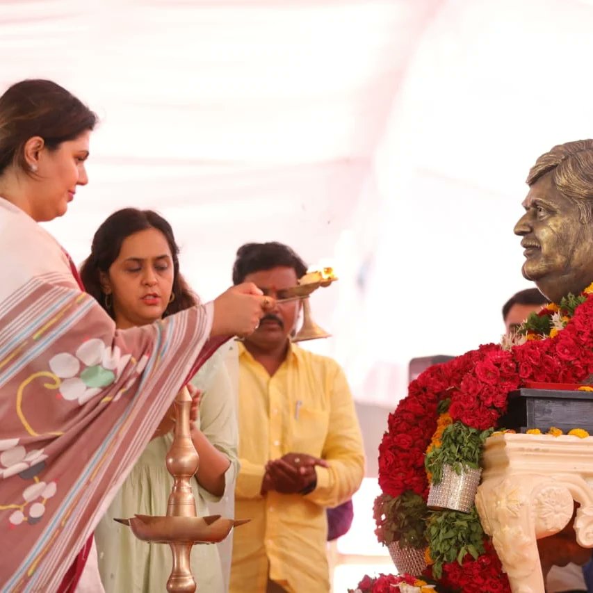 गोपीनाथ मुंढेंपेक्षा पुढे जाल असा आशीर्वाद देता तेही मी नम्रपणे स्वीकारते - पंकजा मुंडे (सर्व छायाचित्र - पंकजा मुंडे ट्विटर)