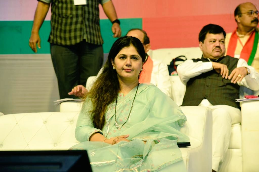 विरोधकांकडून याच मुद्द्यावर भाजपावर टीका होत आहे, तर दुसरीकडे भाजपा नेत्यांकडून पंकजा मुंडे नाराज नसल्याचा दावा केला जात आहे.