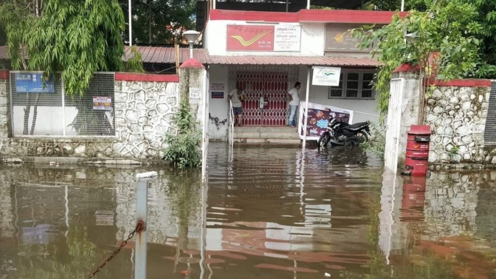 Post office in Dombivli MIDC waterlogged due to overflowing drain Post office in Dombivli MIDC waterlogged due to overflowing drain