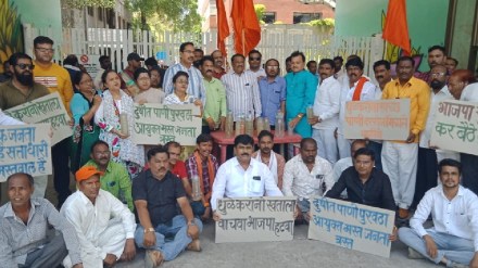 Protest by Thackeray group due to contaminated water supply in Dhulai Protest by Thackeray group due to contaminated water supply in Dhulai