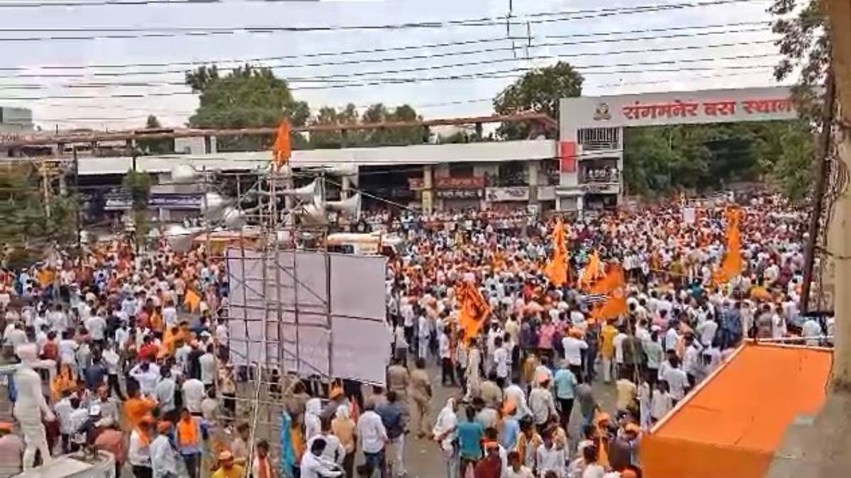 यानंतर मोर्चातील लोक घरी जात असतानाच काही समाजकंटकांनी संगमनेरमधील समनापूर गावात दगडफेक केली.