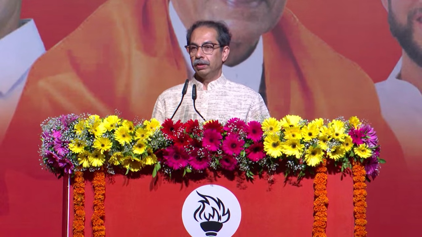 सावरकरांनी कष्ट करून, मरण यातना भोगून जो देश स्वातंत्र्य केला, तो देश ज्याचा स्वातंत्र्यसंग्रामात काडीचाही संबंध नव्हता, अशी एखादी विचारधारा तिच्या जोखडाखाली आणू इच्छिते आहे, यावर तुमचं मत काय? - उद्धव ठाकरे