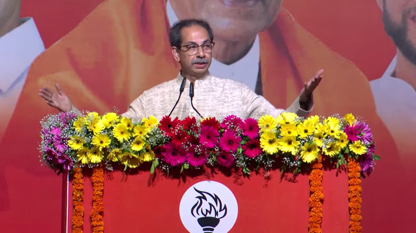 तुम्ही जर खरे सावरकरप्रेमी असाल तर देशाला आपल्या बुडाखाली घेणाऱ्या तुमच्या नेत्यांचा धिक्कार करा. हिंमत असेल तर हे करून दाखवा, असं आव्हान उद्धव ठाकरेंनी दिलं.