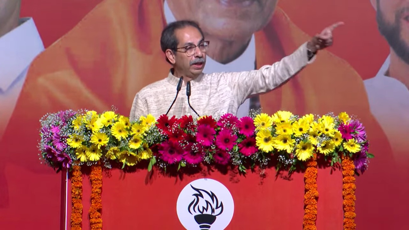 काही दिवसांपूर्वी कर्नाटक सरकारने शालेय अभ्यासक्रमातून वीर सावरकरांचा धडा वगळला आहे. यावरून देवेंद्र फडणवीसांनी उद्धव ठाकरेंवर टीका केली. संबंधित प्रकरणावर तुमचं मत काय आहे? असा सवाल फडणवीसांनी विचारला.या विधानावरून उद्धव ठाकरेंनी खरपूस समाचार घेतला आहे.