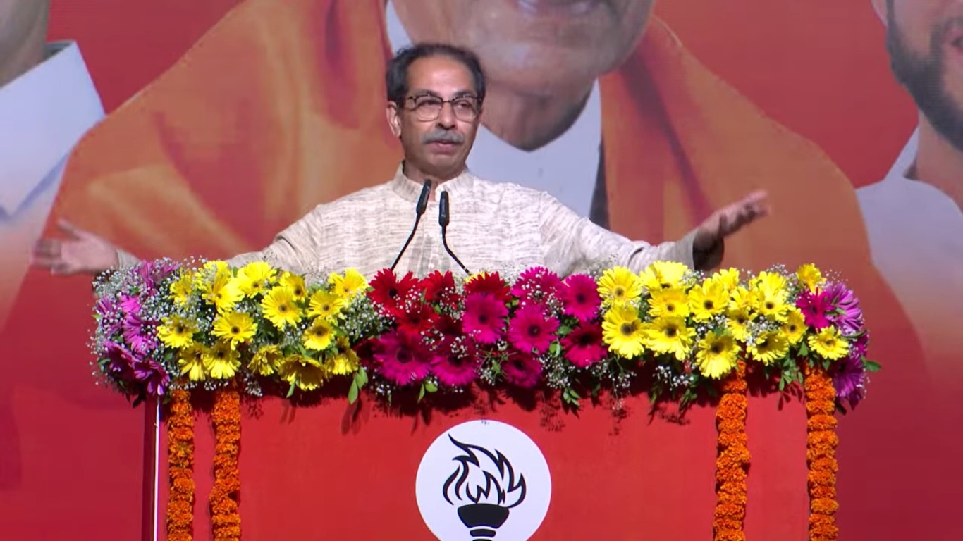 देवेंद्र फडणवीसजी, तुम्ही जर खरे सावरकरप्रेमी असाल, तर आपल्या देशाला स्वत:च्या बुडाखाली घेणाऱ्या तुमच्या नेत्यांचा धिक्कार करा - उद्धव ठाकरे