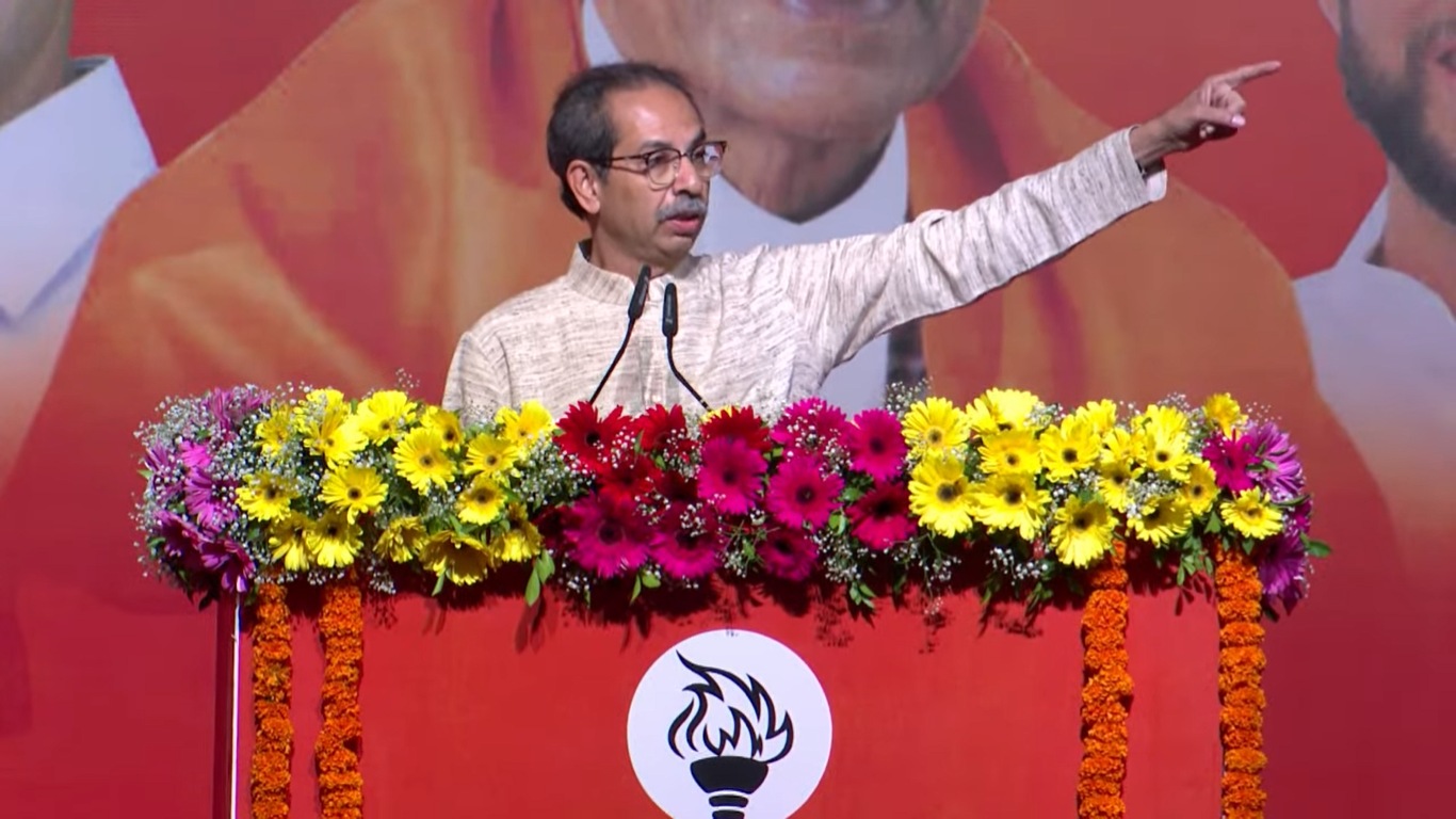 उद्धव ठाकरेंनी भाजपा नेते व उपमुख्यमंत्री देवेंद्र फडणवीस यांच्यावर जोरदार हल्लाबोल केला.