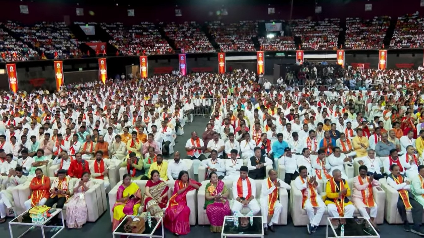 सावकरांनी मोदी आणि फडणवीसांसाठी कष्ट आणि हालअपेष्टा भोगल्या होत्या का? - उद्धव ठाकरे
