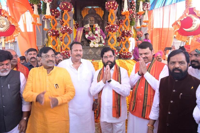 मोठ्या संख्येने जमलेल्या शिवभक्तांना संबोधित करताना ३५० व्या शिवराज्याभिषेक सोहळ्याला उपस्थित राहण्याची संधी मिळणे हा माझा बहुमान असल्याचे सांगत, या सोहळ्याला उपस्थित राहण्याची संधी दिल्याबद्दल आयोजकांचे मुख्यमंत्री शिंदे यांनी आभार मानले. महाराजांनी आपल्याला सुराज्य कसे असावे त्याची शिकवण दिली आणि आज त्यांच्याकडूनच प्रेरणा घेऊन नीतीने राज्यकारभार सुरू असल्याचे यावेळी सांगितले. त्यांचे राज्य हे लोककल्याणकारी राज्य होते, तसेच सुराज्य निर्माण करण्याची संधी आम्हाला मिळाली असल्याचे यासमयी बोलताना नमूद केले. आजचा सोहळा म्हणजे रयतेच्या राजाच्या कर्तृत्वाची पूजा करण्याचा भाग्यक्षण असल्याचेही शिंदेंनी नमूद केले. (फोटो - एकनाथ शिंदे ट्विटर)