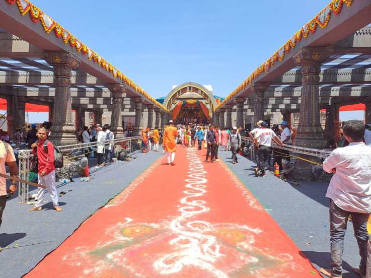 शिवभक्तांच्या स्वागतासाठीही पायघड्या अंथरण्यात आल्या होत्या. (फोटो - हर्षद कशाळकर)