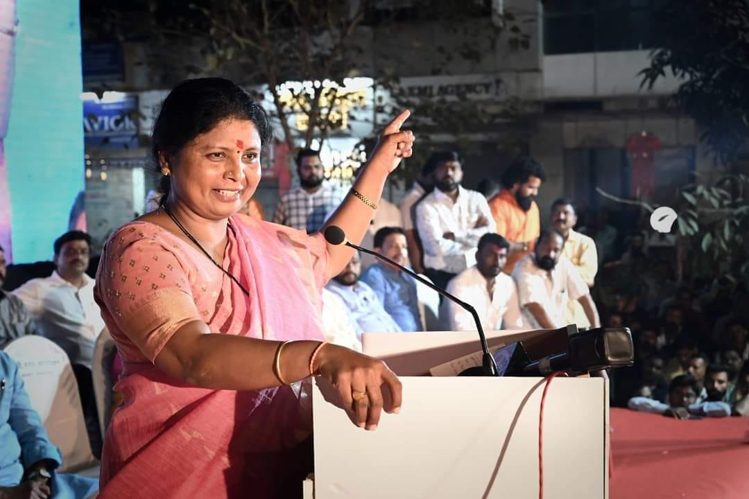 या टीकेवरून सुषमा अंधारे यांनी परळी पोलीस ठाण्यात शिरसाटांविरोधात तक्रार दाखल केली.