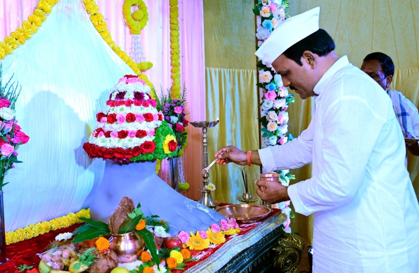 मुंबईतील सर्वांत प्रसिद्ध असलेल्या लालबागच्या राजाची मूर्ती बनवण्याचे काम लवकर सुरू होते. या काळात संपूर्ण लालबाग सजलेले असते. या सजावटीचेही काम आता सुरू होण्याची शक्यता आहे. दहा दिवस बाप्पाची मनोभावे सेवा करता यावी याकरता दोन-तीन महिन्याआधीपासूनच जय्यत तयारी सुरू झालेली असते.