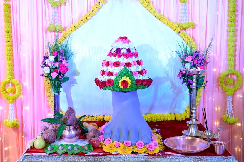 हिंदू दिनदर्शिकेनुसार यंदा २०२३ मध्ये बाप्पा सप्टेंबरच्या मध्यात आपल्या घरी येतील. १९ सप्टेंबरला बाप्पाचे आगामन होईल तर २९ सप्टेंबरला अनंत चतुर्दशी असेल. त्यामुळे गेल्यावर्षीपेक्षा यंदा बाप्पाच्या आगमनासाठी भाविकांना २० दिवस जास्त वाट पाहावी लागणार आहे.