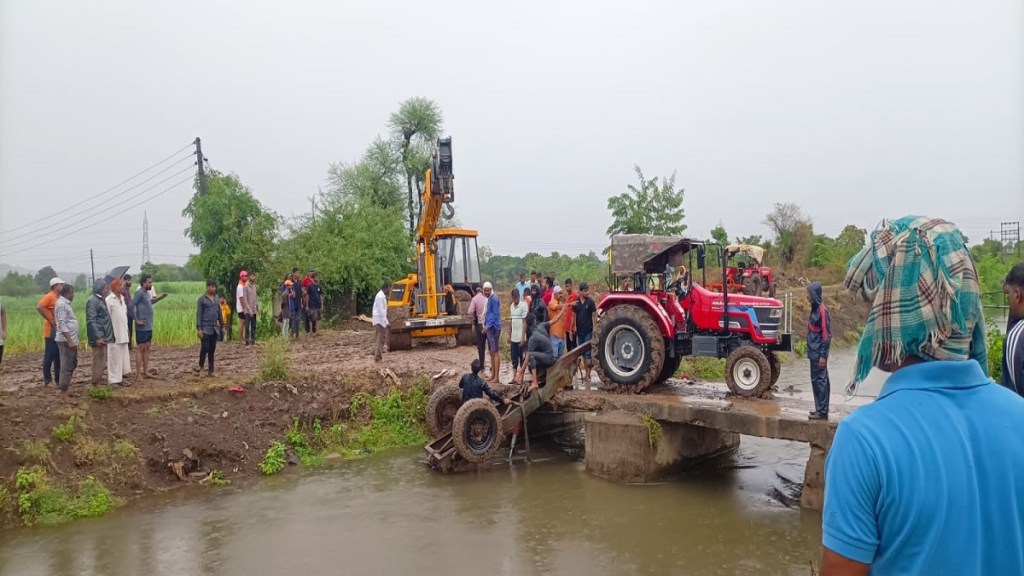 tractor trolley overturned in Satara