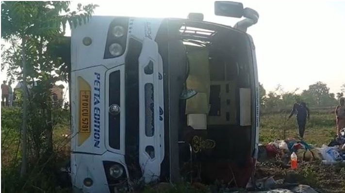 Bus overturns on nagpur jabalpur national highway