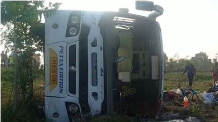 Bus overturns on nagpur jabalpur national highway
