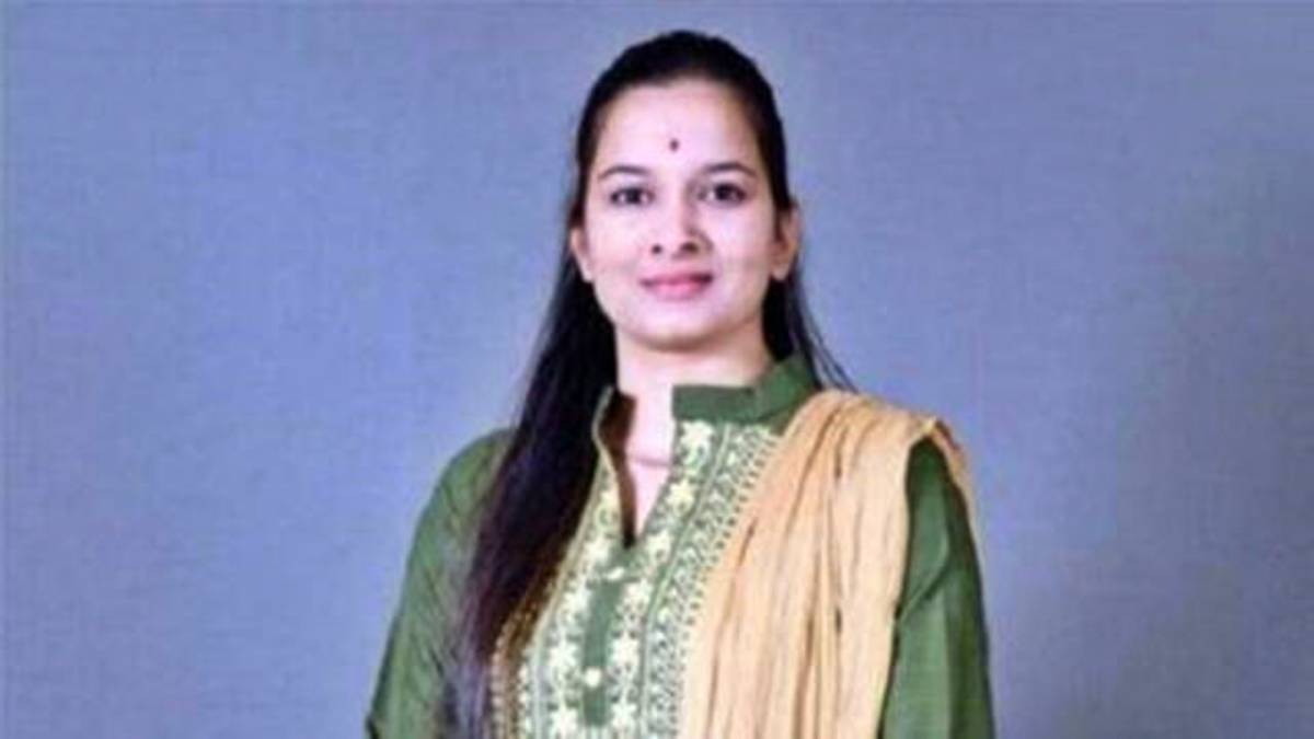 अहमदनगरमधील दर्शना पवारने चिकाटीने अभ्यास करत महाराष्ट्र लोकसेवा आयोगाच्या परीक्षेत राज्यातून तिसरा क्रमांक पटकावत अधिकारी होण्याचं स्वप्न पूर्ण केलं.