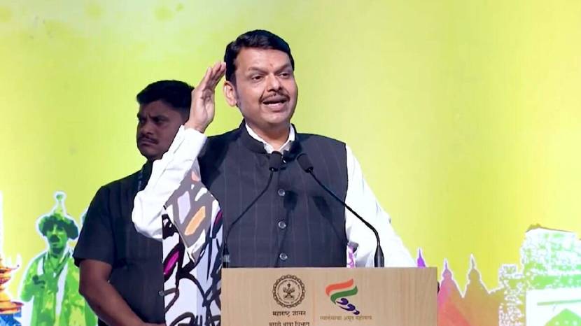 तत्कालीन राज्यपाल भगतसिंह कोश्यारी यांच्याकडे सत्तास्थापनेचा दावा करून आल्यानंतर देवेंद्र फडणवीसांनी पत्रकार परिषद घेतली होती. या पत्रकार परिषदेत ते काय म्हणाले ते पुढच्या फोटो कॅप्शनमध्ये वाचा.