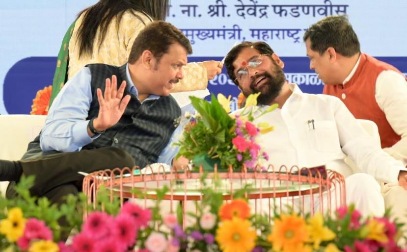 पालघरमध्ये आयोजित केलेल्या शासन आपल्या दारी कार्यक्रमाला मुख्यमंत्री आणि उपमुख्यमंत्री एकाच व्यासपीठावर होते. या दोन्ही नेत्यांमध्ये दुरावा निर्माण झाला आहे अशी चर्चा असतानाच दोघेही एकमेकांसोबत गप्पा मारताना दिसले.