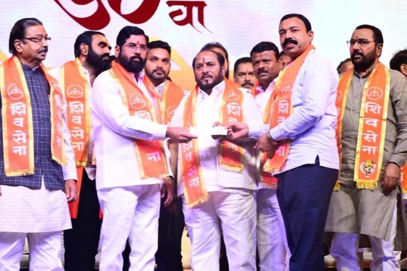 दरम्यान, गेल्यावर्षी शिवसेनेत फुट पडली. या फुटीला आज (२०जून) एक वर्ष पूर्ण होत आहे. ही फूट पडल्यानंतर शिवसेनेचे दोन भाग झाले. ठाकरे गट आणि शिंदे गट. परंतु, निवडणूक आयोगाने शिवसेनेचे नाव आणि चिन्ह शिंदे गटाला दिल्याने अधिकृतरित्या शिवसेनेचा ताबा शिंदे गटाला मिळाला. परंतु हे प्रकरण अद्यापही न्याय प्रविष्ट आहे.