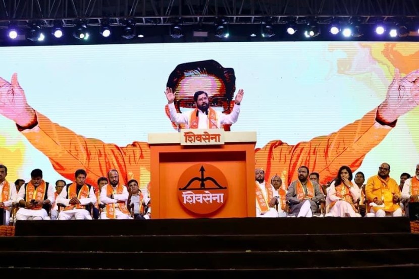 शिवसेनेच्या ५७ वर्धापन दिनानिमित्त शिंदे गटाने गोरेगावातील नेस्को सेंटर येथे भव्य जाहीर सभा घेतली. यावेळी शिवसेनेतील (शिंदे गट) अनेक पदाधिकारी, खासदार, आमदार आणि इतर नेते मंडळी उपस्थित होते. जमलेल्या जनसमुदायाला मुख्यमंत्री एकनाथ शिंदे यांनी संबोधित केलं. यावेळी त्यांनी महाविकास आघाडी आणि मुख्यत्वे ठाकरे गटाला लक्ष्य केलं. (सर्व फोटो- एकनाथ शिंदे ट्वीटर)