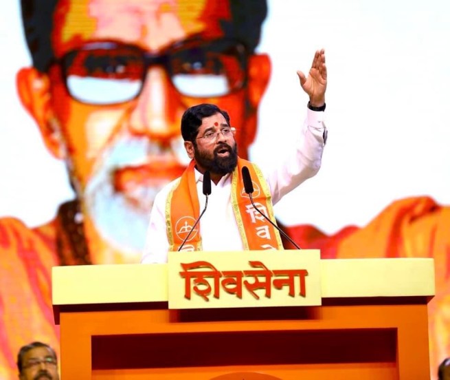 मुख्यमंत्री शिंदे म्हणाले, “मुख्यमंत्रीपदावरून जाताना काय काय सगळं केलं. वर्षातून बाहेर पडल्यानंतर घरातून बाहेर काढलं, आमच्यावर अन्याय झाल्याचं सांगितलं. यावेळी गळ्याला पट्टा होता, मोठ्या-मोठ्या बॅगा बाहेर चालल्या होत्या.काही रडत होते, काहींना रडायला लावलं. जसं काय आपल्या सातबाराच्या घरातून बाहेर पडतोय. अरे कुणाचे मुख्यमंत्रीपद, कार्यालय, वर्षा बंगला. सत्ता येते-जाते. एवढं मनाला लावून घ्यायचं नसतं. पण, दुसऱ्या दिवशी गळ्यातला पट्टा गायब! तरातरा माणूस चालायला लागला. ही कुणाची करामत माहिती का? डॉ. एकनाथ शिंदे,” असा हल्लाबोल एकनाथ शिंदे यांनी उद्धव ठाकरेंवर केला आहे.