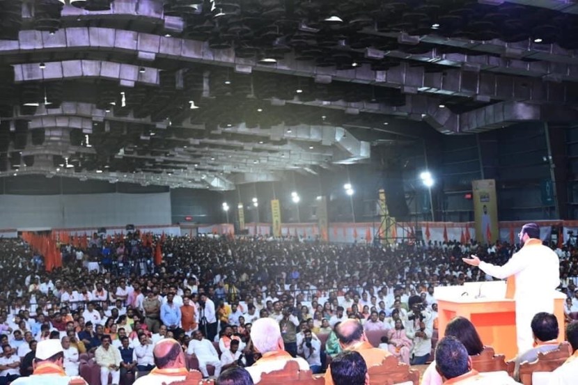 “आपलं सरकार आल्यावर मुंबईतील खड्डे बुजवले पाहिजे, काँक्रिटचे रस्ते केले पाहिजेत, कंत्राटदारेचे पैसे कोणाच्या तिजोरीत न जाता काम नये, लोकांच्या कामांसाठी वापरले पाहिजे हा निर्णय घेतला. मुंबई स्वच्छ आणि सुंदर होत आहे. निवडणूक आल्यावर मुंबई महाराष्ट्रापासून तोडणार यावर तुम्ही राजकारण करता. जनता आणि मुंबईकर सुज्ञ आहे,” असेही एकनाथ शिंदेंनी सांगितलं.