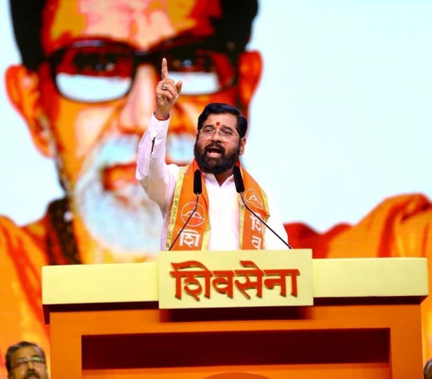 “पण त्यांना मी कसं सांगू की, माझ्या आईचा जीव गेलाय. माझी आई या जगात नाही. मी त्यांना (गावित) सांगितलं, आपण सभा पूर्ण करू. मी सभा पूर्ण करून आलो आणि रुग्णालयात आईचं अंतिम दर्शन घेतलं. ही मी चूक केली का? असे अनेक प्रसंग आमच्या नेत्यांच्या जीवनात घडले आहेत,” असं एकनाथ शिंदे म्हणाले. आईच्या मृत्यूचा प्रसंग सांगतांना एकनाथ शिंदे भावूक झाले होते.