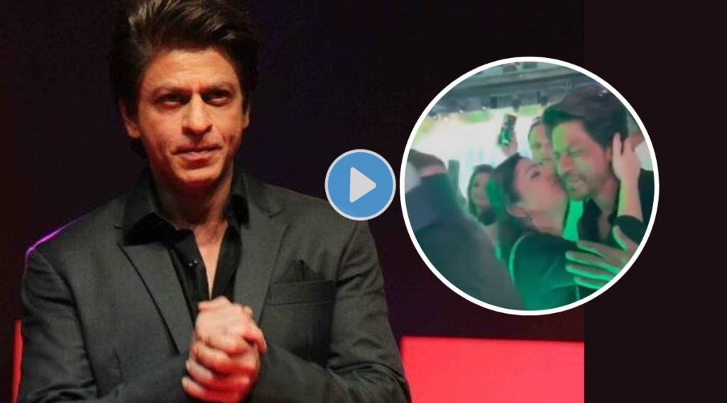 fan kissed srk