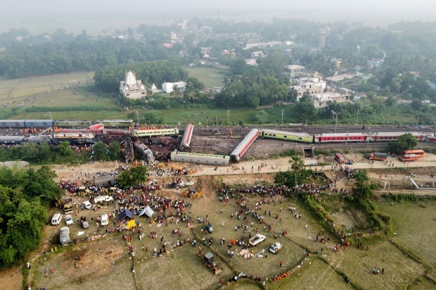 बालासोर जिल्ह्यात दोन प्रवासी गाड्यांची टक्कर झाल्यानंतर रुळावरून घसरलेले डबे ड्रोनचे दृश्य दाखवते. (रॉयटर्स फोटो)