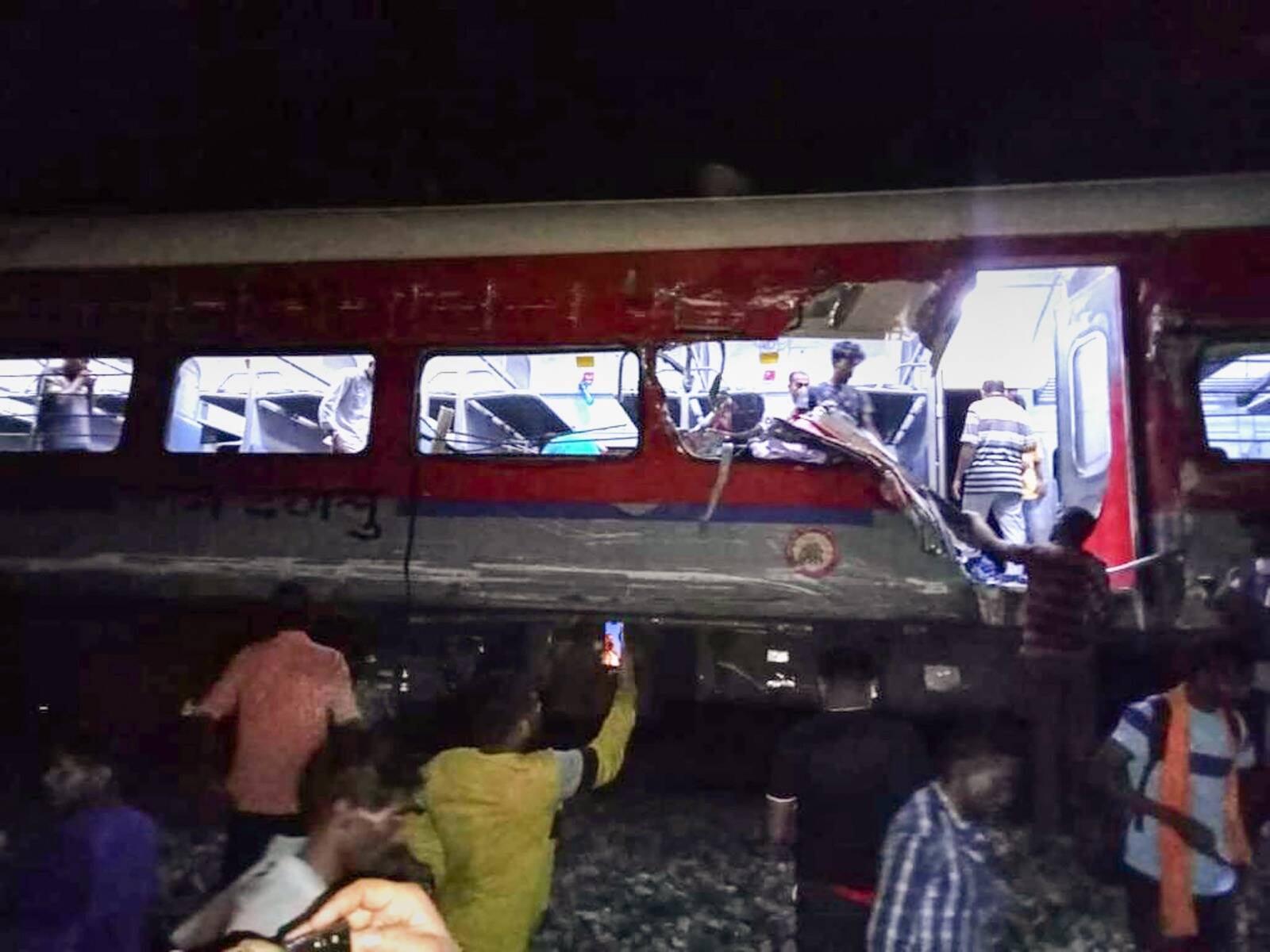 पंतप्रधान नरेंद्र मोदी यांनी घटनास्थळी जाऊन पाहणी केली. तेव्हा त्यांच्याबरोबर रेल्वेमंत्री अश्विनी वैष्णव आणि अन्य अधिकारी उपस्थित होते. यावेळी मोदींनी कॅबिनेट मंत्री आणि आरोग्यमंत्र्यांशी फोनवरून चर्चा करत जखमींना आणि कुटुंबीयांना आवश्यक ती मदत देण्याचे निर्देश दिले. (फोटो: पीटीआय)