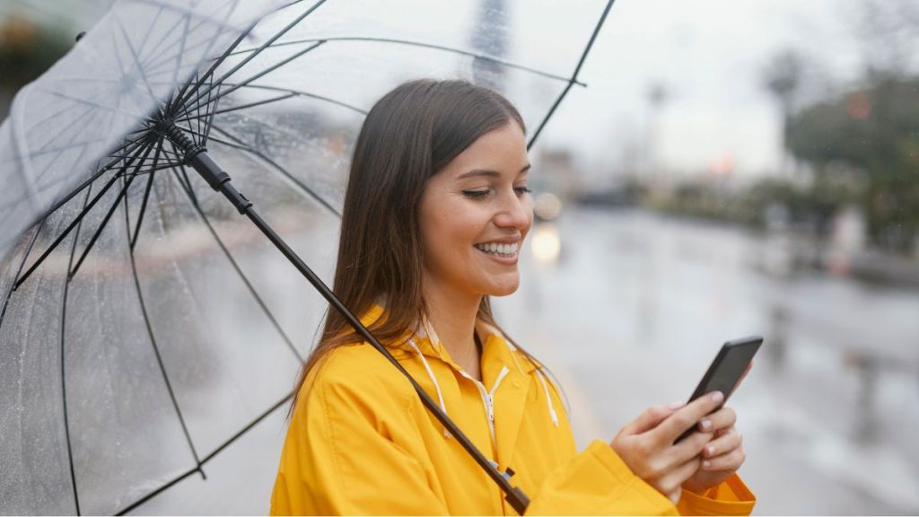 How to protect smartphone safe in the Rainy Season Learn simple safety tips