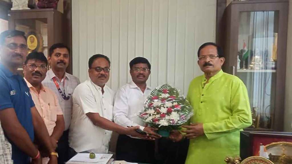 labor union leader suresh patil meet union minister shripad naik to resolved contract workers issue in jnpa labor union leader suresh patil meet union minister shripad naik to resolved contract workers issue in jnpa