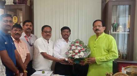 labor union leader suresh patil meet union minister shripad naik to resolved contract workers issue in jnpa labor union leader suresh patil meet union minister shripad naik to resolved contract workers issue in jnpa