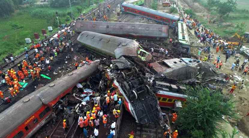 दरम्यान, डाऊन मार्गावरुन हावडा एक्स्प्रेस धावत होती. या ट्रेनचे मागचे काही डबे रुळांवरून घसरले आणि कोरोमंडल एक्स्प्रेसला धडकले. त्यामुळे हा भीषण अपघात झाला. (फोटो - पीटीआय)