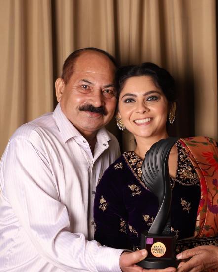 मराठी सिनेसृष्टीतील अप्सरा म्हणून ओळख असलेल्या सोनाली कुलकर्णी हिने तिच्या वडिलांसोबतचे काही क्षण सोशल मीडियावरून शेअर केले आहेत. (फोटो - सोनाली कुलकर्णी इन्टाग्राम)