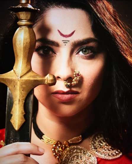 अभिनेत्री सोनाली कुलकर्णी या चित्रपटामध्ये छत्रपती ताराराणी यांची भूमिका साकारताना दिसणार आहे.