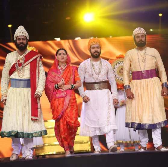तर आज ३५० व्या शिवराज्याभिषेक सोहळ्यानिमित्त या चित्रपटात छत्रपती शिवाजी महाराज आणि छत्रपती संभाजी महाराज यांची भूमिका साकारणाऱ्या कलाकारांची पहिली झलक समोर आली आहे.