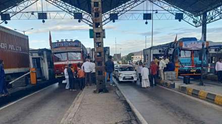 mess at anewadi toll plaza after blocking warkari
