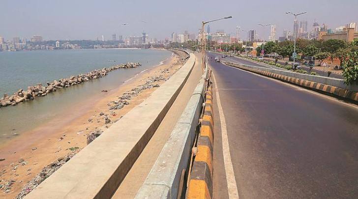 मरिन ड्राइव्ह… हे दोन शब्द पुरेसे आहेत एखाद्या मुंबईकराच्या चेहऱ्यावर हसू आणण्यासाठी. 