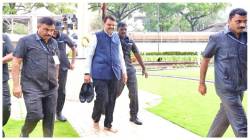 उपमुख्यमंत्री देवेंद्र फडणवीस यांचा साधेपणा! विधानसभेत येताना केलेली ‘ही’ कृती सगळ्यांनाच भावली