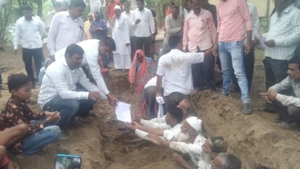 In Raver taluka villagers protested by burying their half bodies in the ground for pending demands