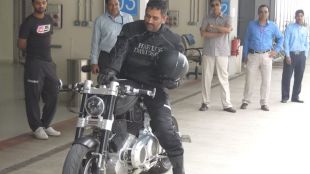 Ms Dhoni Gives Lift To Security Guard Video