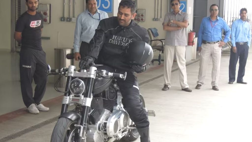 Ms Dhoni Gives Lift To Security Guard Video
