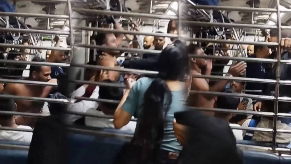 Shameless Mumbai Local First Class Passenger Removes Shirt And abused Ladies In Adjoined Coach Viral Video Makes People Angry