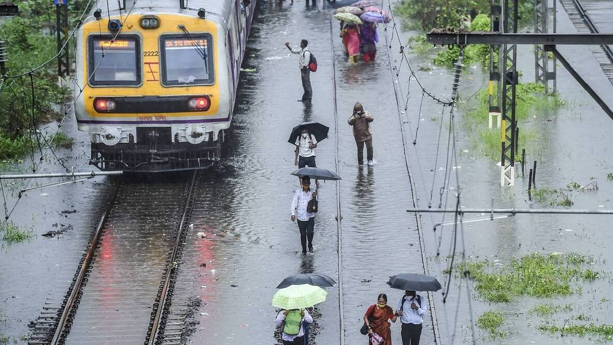 Mumbai Rains To Increase Till 3rd August These 8 days Will get Tremendous Rainfall Astrologer Predicts Accidents Todays Local Trains Update