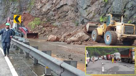 block on the Pune Mumbai Expressway