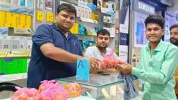 मोबाईल खरेदी करा आणि २ किलो टोमॅटो फ्री मिळवा! मालकाची भन्नाट ऑफर, खरेदीसाठी लोकांची रांग