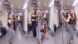 किसिंग आणि भांडणानंतर आता दिल्ली मेट्रोत दोन तरुणींनी केला ‘पोल डान्स’; Video पाहून लोक म्हणाले…
