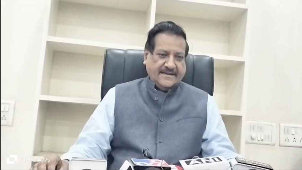 कॅप्टन अमिरदरसिंग यांच्यासह सारेच जुने नेते एका बाजूला आणि सिद्धू स्वतंत्र असे चित्र निर्माण झाले. अपमान झाल्याने अमिरदरसिंग बाहेर पडले - पृथ्वीराज चव्हाण