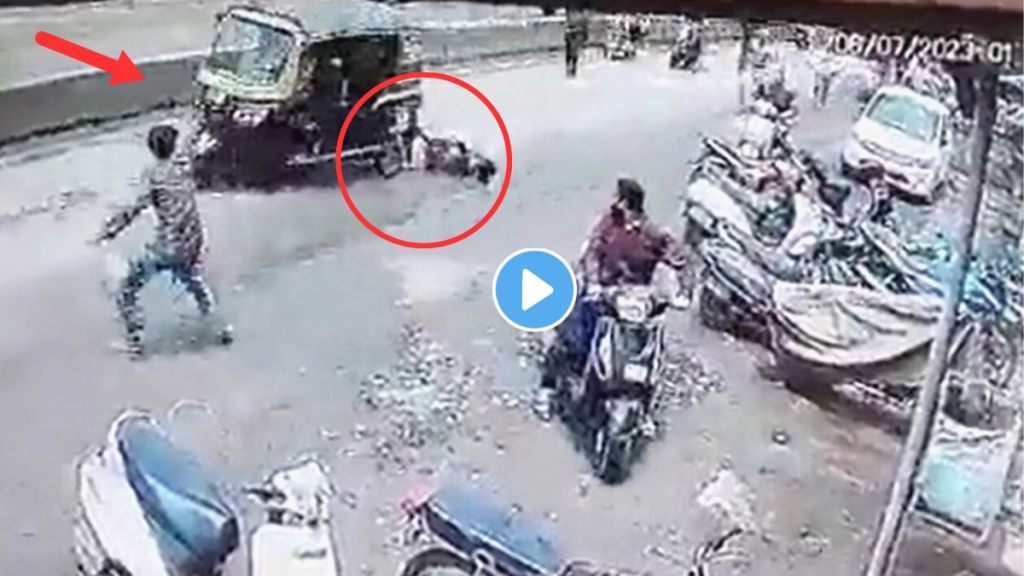 Rikshaw Driver Dragged Woman Kolhapur Video